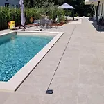 فيلة Leo بوريتش