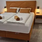 Leo *