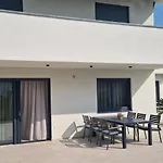 Leo فيلة بوريتش