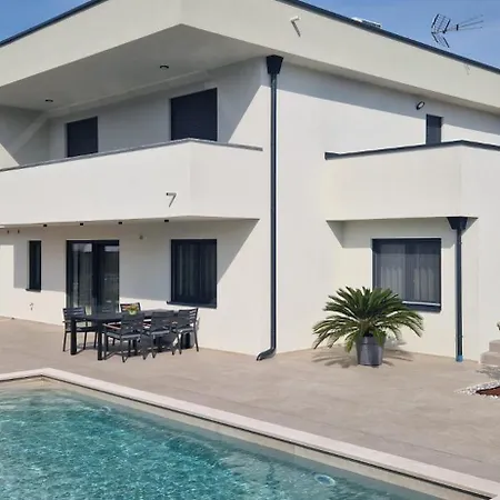 ヴィラ Leo ポレッチ