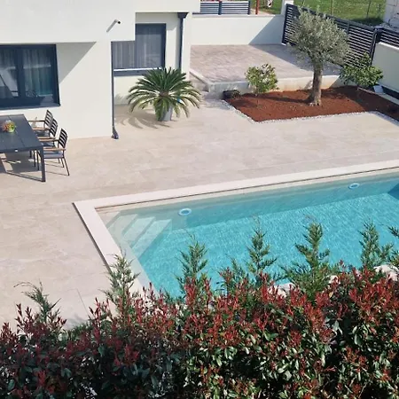 Leo Villa *